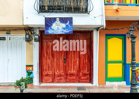 Guatape, Colombia - 27 Marzo 2018: colorate case coloniali in una strada a Guatape, Antioquia in Colombia. Foto Stock