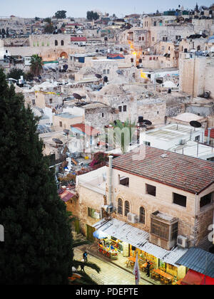 Vista di Gerusalemme la città vecchia dalla ospizio austriaco, Gerusalemme, Israele Foto Stock
