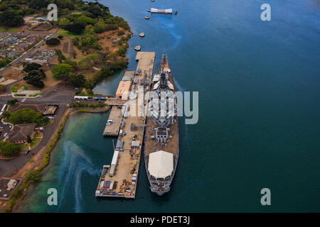 Vista aerea della USS Missouri (BB-63) corazzata e USS Arizona Memorial, la II Guerra Mondiale Valor nel Pacifico monumento nazionale nel porto di perla Honolulu Foto Stock