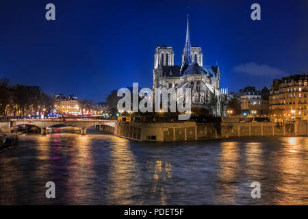 Vista sul Fiume Senna illuminatred sul retro della Cattedrale di Notre Dame de Paris di notte in, famosa in tutto il mondo romano gotica Cattedrale cattolica ho Foto Stock