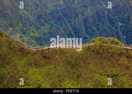 Vista aerea di Haiku scale, noto anche come la scala verso il cielo in Honolulu nelle Hawaii da un elicottero Foto Stock