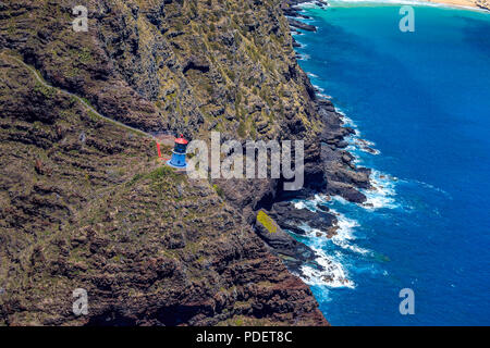 Vista aerea Makapu'u Point Lighthouse e costa di Honolulu nelle Hawaii da un elicottero Foto Stock