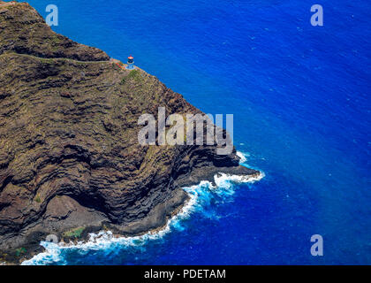 Vista aerea Makapu'u Point Lighthouse e costa di Honolulu nelle Hawaii da un elicottero Foto Stock