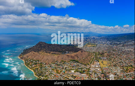 Vista aerea della spiaggia di Waikiki e Diamond Head vulcano a Honolulu nelle Hawaii da un elicottero Foto Stock