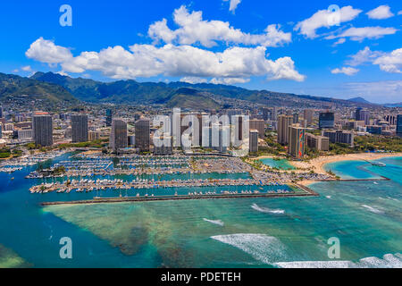 Vista aerea della spiaggia di Waikiki a Honolulu Hawaii da un elicottero Foto Stock