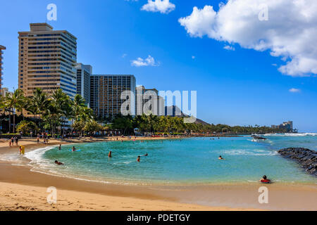 Giorno tempo vista della spiaggia di Waikiki e Diamond Head a Honolulu nelle Hawaii, STATI UNITI D'AMERICA Foto Stock