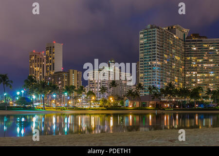 Vista notturna sulla spiaggia di Waikiki e Diamond Head a Honolulu durante la notte nelle Hawaii, STATI UNITI D'AMERICA Foto Stock