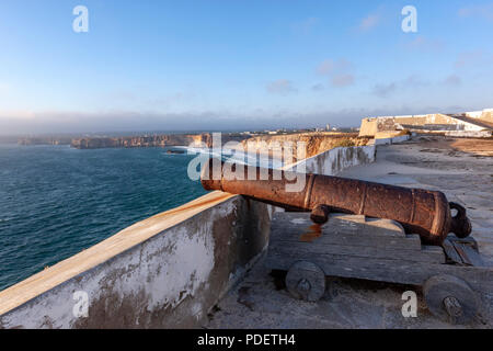 Il vecchio cannone arrugginito in Fortaleza de Sagres, Fortezza di Sagres, Sagres Algarve. Foto Stock