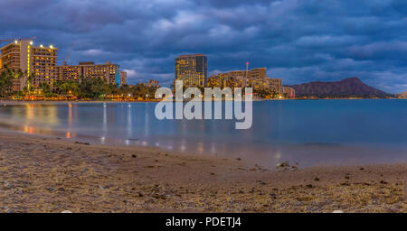 Vista notturna sulla spiaggia di Waikiki e Diamond Head a Honolulu durante la notte nelle Hawaii, STATI UNITI D'AMERICA Foto Stock