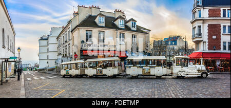 Parigi, Francia - 20 Gennaio 2015: il "Petit Train' di Montmartre al tramonto in un colorato street impostazione con i parigini attorno a piedi. Area di Montmartre Foto Stock