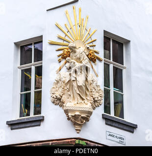 Close up restaurato recentemente vergine Maria e Gesù bambino statua ad Anversa, in Belgio. Creato da Lawrence Gillis nel XVIII secolo, è stato restaurato in decem Foto Stock