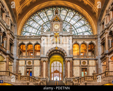 Anversa, Belgio - 18 Gennaio 2015: Sala del famoso restaurato Anversa Stazione Ferroviaria Centrale Foto Stock