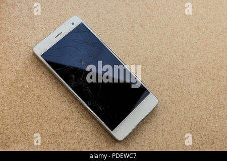 Moderno touch screen smartphone con schermo rotto Foto Stock