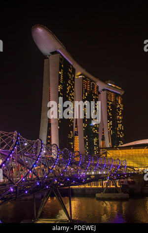 Singapore, Singapore - 19 Gennaio 2014: Helix Bridge, un ponte pedonale che collega Marina Centro con Marina Sud nell'area di Marina Bay in Singa Foto Stock