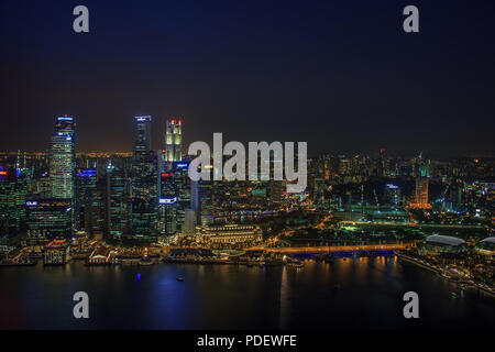 SINGAPORE, 19 Gennaio 2014 - Skyline di Singapore di notte vista dal ristorante Ku dé Ta nella Marina Bay Sands Hotel Foto Stock
