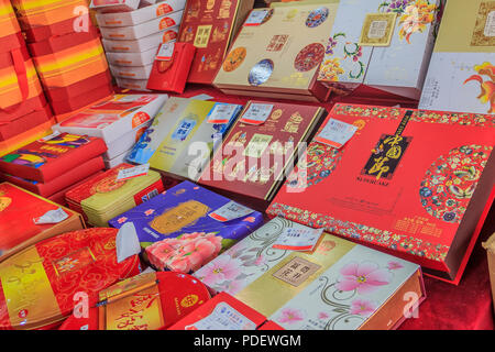 Xiamen, Cina - 14 Settembre 2013: Mooncakes sul display per il Festival di metà autunno Foto Stock