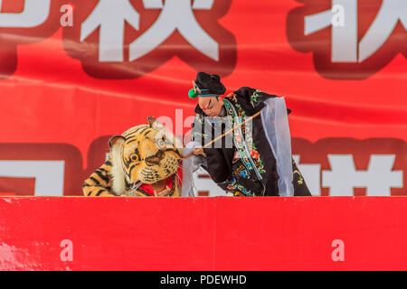 Xiamen, Cina - 14 settembre 2013: Puppeteer cinese che esegue uno spettacolo di marionette a mano su Wu Song uccidendo una tigre che mangia un uomo, antica storia cinese Foto Stock