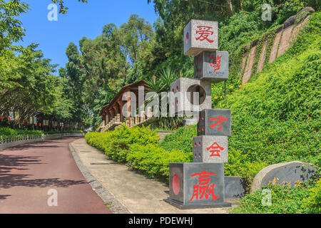 Xiamen, Cina - 14 settembre 2013 - Parco di decori per metà autunno Carnevale nel gioco d'azzardo Mooncake Folk Park a Xiamen, dove la torta della luna il gioco d'azzardo origi Foto Stock