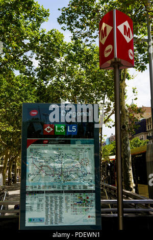 Barcellona, Spagna TMB segno della metropolitana stazione esterna. Segno della metropolitana con i trasporti Metropoliti de Barcelona logo e itinerari mappa alla stazione Diagonal. Foto Stock