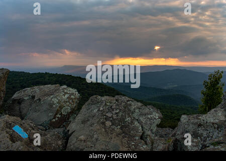 Tramonto dal vertice di Bearfence montagna nel Parco Nazionale di Shenandoah Foto Stock