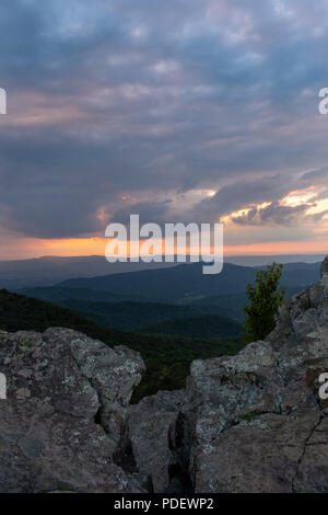 Tramonto dal vertice di Bearfence montagna nel Parco Nazionale di Shenandoah Foto Stock