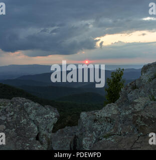 Tramonto dal vertice di Bearfence montagna nel Parco Nazionale di Shenandoah Foto Stock