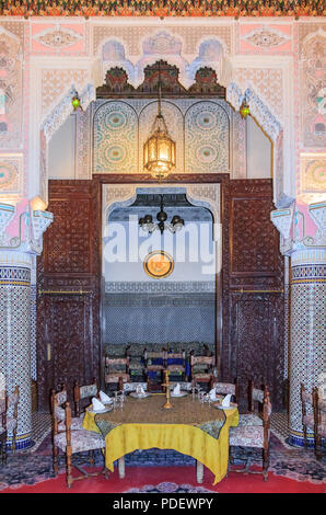 Fes, Marocco - 11 Maggio 2013: interni di un ristorante Marocchino ornato di mosaico e colorato intonaco arabesque e cedro di sculture in legno di Fès, Moroc Foto Stock