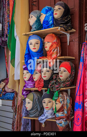 Tradizionale delle donne musulmane di sciarpe di testa sul display al mercato nella medina di Fez, Marocco Foto Stock