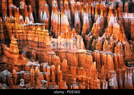 Serata crepuscolo civile glow sulla hoodoos della città silenziosa dal punto di ispirazione in Utah Bryce Canyon National Park. Foto Stock