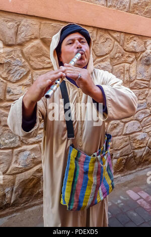 Marrakech, Marocco - Dicembre, 08, 2012: marocchina street flautista a Marrakech indossando un tradizionale jellaba Foto Stock