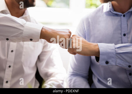 Close-up di due partner commerciali rendendo Fist Bump Foto Stock