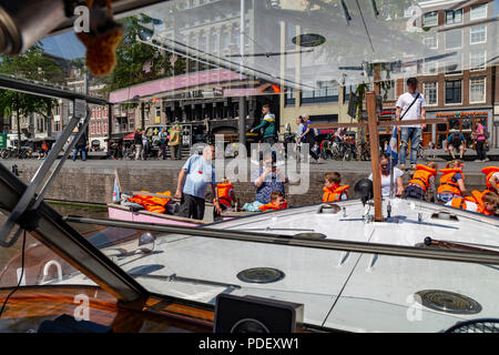 I bambini della scuola di apprendimento e di acqua per la pulizia dei canali di Amsterdam, Paesi Bassi Foto Stock