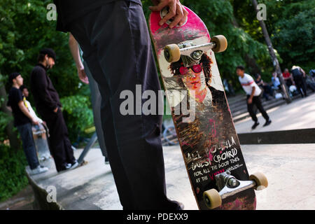 Ragazzi facendo acrobazie in un pattino board, Germania. Foto Stock