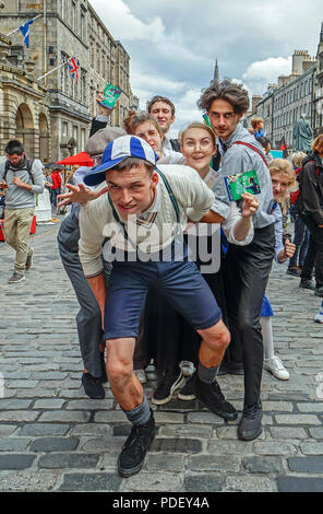 La donna e la tela il gruppo svolge in Edinburgh Festival Fringe 2018 in High Street Royal Mile di Edimburgo Regno Unito Scozia Foto Stock