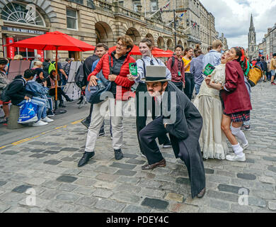 La donna e la tela il gruppo svolge in Edinburgh Festival Fringe 2018 in High Street Royal Mile di Edimburgo Regno Unito Scozia Foto Stock