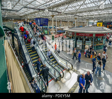 Nuove scale mobili installati nella stazione ferroviaria di Waverley nella città di Edimburgo in Scozia UK fornendo accesso a piattaforme 8-10 dal livello del suolo Foto Stock