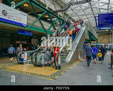 Nuove scale mobili installati nella stazione ferroviaria di Waverley nella città di Edimburgo in Scozia UK fornendo accesso a piattaforme 8-10 dal livello del suolo Foto Stock