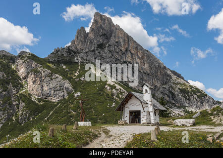 Cappella a Passo Falzarego (passo Falzarego) e il Sass de Stria montagna dolomiti, Veneto, Italia Foto Stock