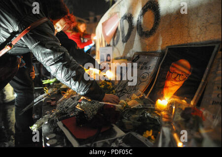 Gennaio 08, 2015 - Parigi, Francia: migliaia di persone si riuniscono in Place de la Republique, nel centro di Parigi per la seconda serata consecutiva, un giorno dopo banditi islamista ucciso 12 persone alla francese rivista satirica Charlie Hebdo. Des gens se recueillent pres d'onu memorial improvvisare au lendemain de l'attaque meurtriere contre Charlie Hebdo. *** La Francia / NESSUNA VENDITA A MEDIA FRANCESI *** Foto Stock