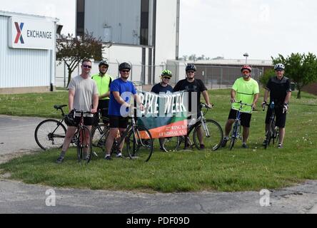 Membri della 132d Ala preparare la testa fuori all'ultimo giro in bici della settimana maggio 18, 2018 a 132d Ala in Des Moines, Iowa. Elementi ad ala sono stati in grado di partecipare a gite giornaliere e attività attraverso la settimana in bici. Foto Stock