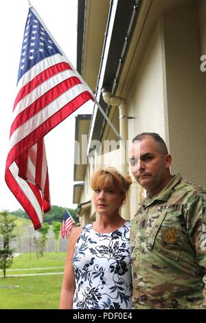 Wendy Holland, a sinistra e il comando Sgt. Il Mag. Sarà Holland, comando sergente maggiore degli STATI UNITI Army Garrison Giappone, stare insieme come i genitori di fronte alla loro casa per una Foto Stock