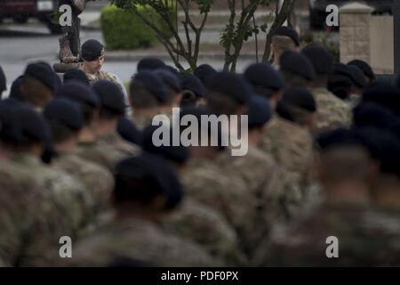 Col. Kevin Walker, 820th Base Gruppo di difesa commander, dà la chiusura di commento durante la cerimonia di chiusura della polizia nazionale settimana Moody Air Force Base, Ga. Il presidente John F. Kennedy ha firmato un annuncio nel 1962 che designa il 15 maggio come pace ufficiali Memorial Day. Sicurezza i membri delle forze di polizia impiegati alla settimana per promuovere un cameratismo e riconoscere tutte le applicazione della legge i membri che hanno perso la loro vita nella linea del dazio. Foto Stock