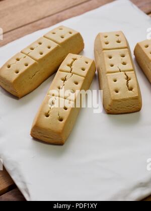 A breve il pane in un piatto bianco Foto Stock