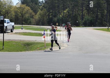 I partecipanti passano attraverso il corso della fiera benessere 5k Run/a 2 miglio a piedi il 16 maggio 2018, davanti Rumpel Centro Fitness a Fort McCoy, Wis. la gara faceva parte del complesso di Fort McCoy Wellness fiera. Più di 500 persone hanno partecipato salone dove essi hanno partecipato alla gara o visitato dozzine di informazioni visualizzata con i prodotti e i servizi offerti da aziende locali e le agenzie di post. La direzione della famiglia e morale, il benessere e la ricreazione organizzato l'evento durante il quale la Croce Rossa americana ha tenuto una unità di sangue; gli screening sanitari sono stati offerti; e sportello 49 premi sono stati consegnati ai partecipanti la fiera Foto Stock