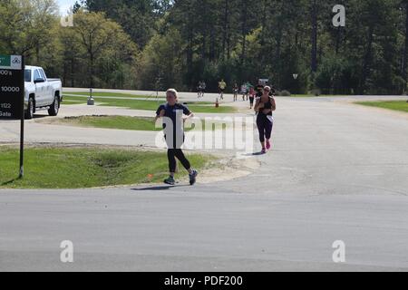I partecipanti passano attraverso il corso della fiera benessere 5k Run/a 2 miglio a piedi il 16 maggio 2018, davanti Rumpel Centro Fitness a Fort McCoy, Wis. la gara faceva parte del complesso di Fort McCoy Wellness fiera. Più di 500 persone hanno partecipato salone dove essi hanno partecipato alla gara o visitato dozzine di informazioni visualizzata con i prodotti e i servizi offerti da aziende locali e le agenzie di post. La direzione della famiglia e morale, il benessere e la ricreazione organizzato l'evento durante il quale la Croce Rossa americana ha tenuto una unità di sangue; gli screening sanitari sono stati offerti; e sportello 49 premi sono stati consegnati ai partecipanti la fiera Foto Stock