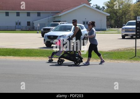 I partecipanti passano attraverso il corso della fiera benessere 5k Run/a 2 miglio a piedi il 16 maggio 2018, davanti Rumpel Centro Fitness a Fort McCoy, Wis. la gara faceva parte del complesso di Fort McCoy Wellness fiera. Più di 500 persone hanno partecipato salone dove essi hanno partecipato alla gara o visitato dozzine di informazioni visualizzata con i prodotti e i servizi offerti da aziende locali e le agenzie di post. La direzione della famiglia e morale, il benessere e la ricreazione organizzato l'evento durante il quale la Croce Rossa americana ha tenuto una unità di sangue; gli screening sanitari sono stati offerti; e sportello 49 premi sono stati consegnati ai partecipanti la fiera Foto Stock
