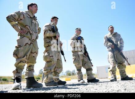 Master Sgt. James Caino, sessantesimo Operations Group boom operatore, mostra Adithya Padala, sessantesimo OG comandante onorario, come un mid-air refuelling succede durante un tour messo su per il sessantesimo og di comandanti onorario giugno 1. Caino, un veterano del boom operatore, presero ciascuno comandante onorario nell'aereo è boom e parlò loro attraverso ciò che era sia richiesto in un mid-air refuelling e come sono di vitale importanza per la missione di Travis Air Force Base in California Foto Stock