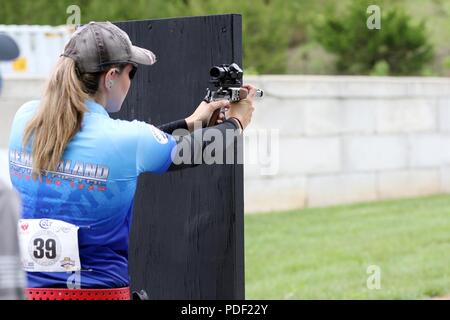 Tiffany Piper, uno sparatutto competitivo dalla Nuova Zelanda, incendi la sua pistola durante la barricata evento al 2018 l Azione Mondiale dei campionati di pistola in Columbia, Missouri maggio 19. Dopo i tre giorni e quattro-evento pistola di azione la concorrenza che ha attirato più di 160 concorrenti provenienti da otto paesi e 33 membri, Piper posto 5° in WAPC. Foto Stock