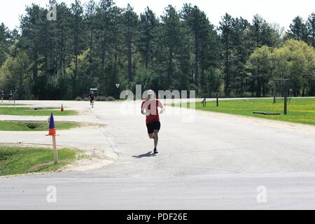 I partecipanti passano attraverso il corso della fiera benessere 5k Run/a 2 miglio a piedi il 16 maggio 2018, davanti Rumpel Centro Fitness a Fort McCoy, Wis. la gara faceva parte del complesso di Fort McCoy Wellness fiera. Più di 500 persone hanno partecipato salone dove essi hanno partecipato alla gara o visitato dozzine di informazioni visualizzata con i prodotti e i servizi offerti da aziende locali e le agenzie di post. La direzione della famiglia e morale, il benessere e la ricreazione organizzato l'evento durante il quale la Croce Rossa americana ha tenuto una unità di sangue; gli screening sanitari sono stati offerti; e sportello 49 premi sono stati consegnati ai partecipanti la fiera Foto Stock