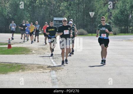 I partecipanti passano attraverso il corso della fiera benessere 5k Run/a 2 miglio a piedi il 16 maggio 2018, davanti Rumpel Centro Fitness a Fort McCoy, Wis. la gara faceva parte del complesso di Fort McCoy Wellness fiera. Più di 500 persone hanno partecipato salone dove essi hanno partecipato alla gara o visitato dozzine di informazioni visualizzata con i prodotti e i servizi offerti da aziende locali e le agenzie di post. La direzione della famiglia e morale, il benessere e la ricreazione organizzato l'evento durante il quale la Croce Rossa americana ha tenuto una unità di sangue; gli screening sanitari sono stati offerti; e sportello 49 premi sono stati consegnati ai partecipanti la fiera Foto Stock